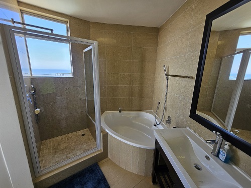 1304 La Ballito - Main Bathroom Ensuite